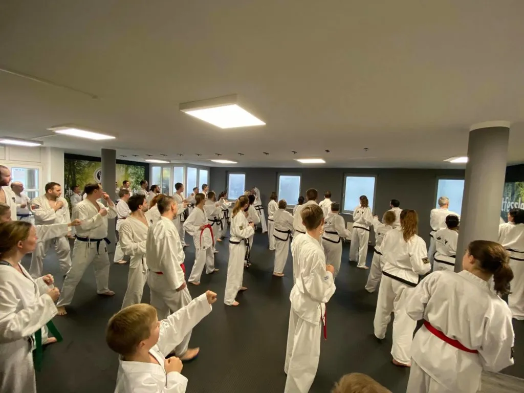 Teilnehmer des Adventslehrgangs der Taekwon-Do Schule Salzburg in großer Trainingshalle