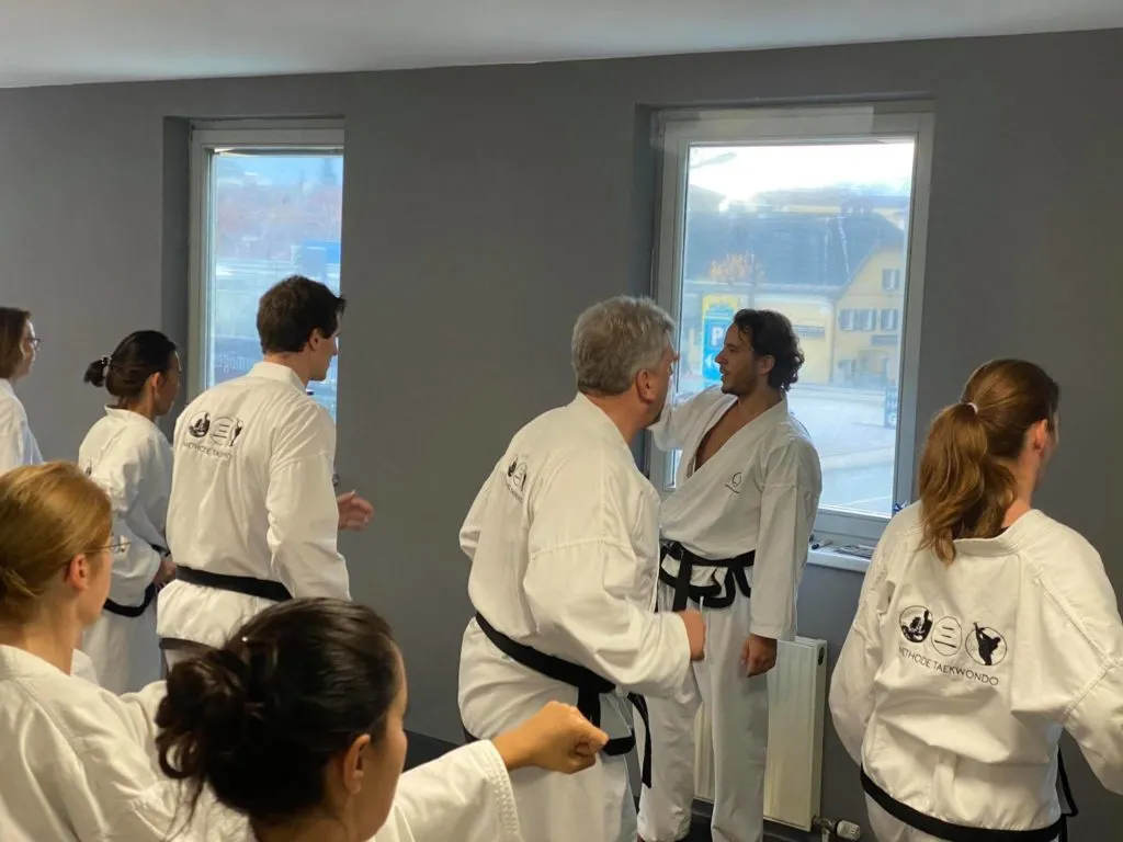 Teilnehmer des Adventslehrgangs der Taekwon-Do Schule Salzburg in großer Trainingshalle