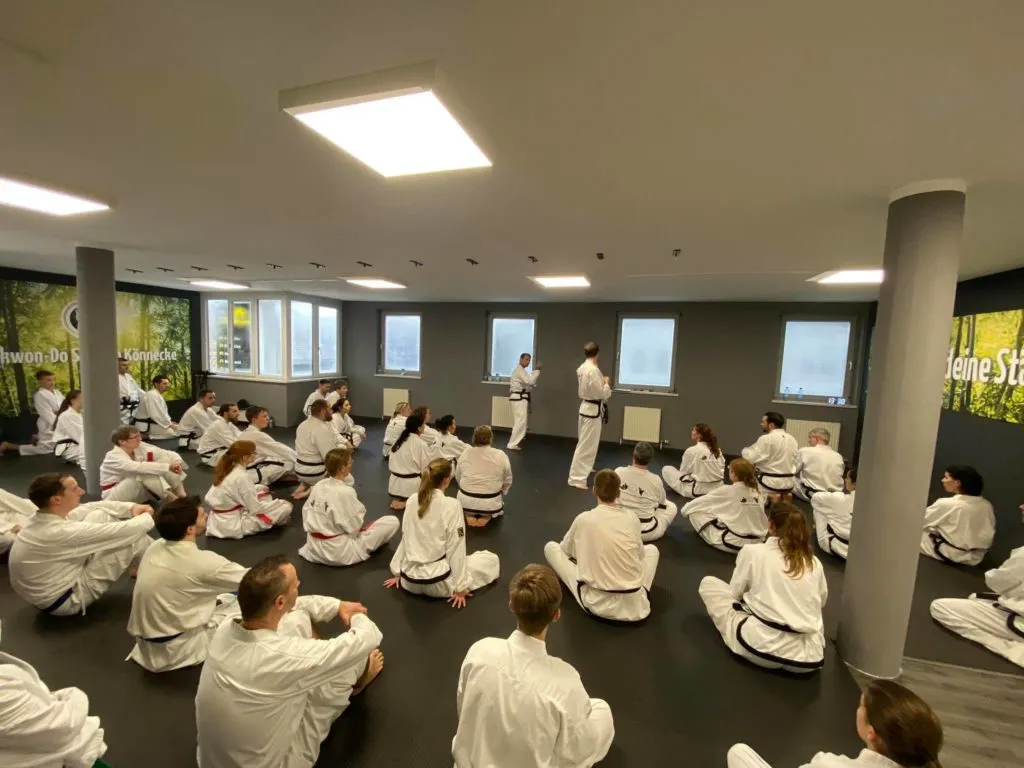 Teilnehmer des Adventslehrgangs der Taekwon-Do Schule Salzburg in großer Trainingshalle