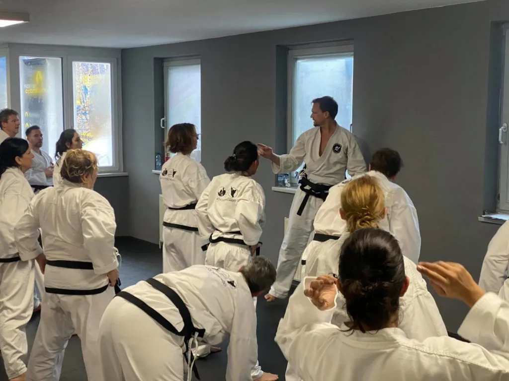 Teilnehmer des Adventslehrgangs der Taekwon-Do Schule Salzburg in großer Trainingshalle
