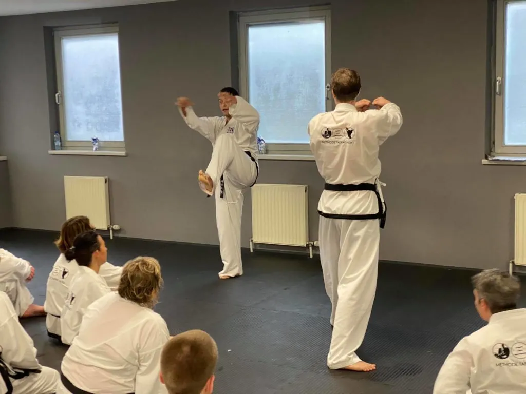 Teilnehmer des Adventslehrgangs der Taekwon-Do Schule Salzburg in großer Trainingshalle