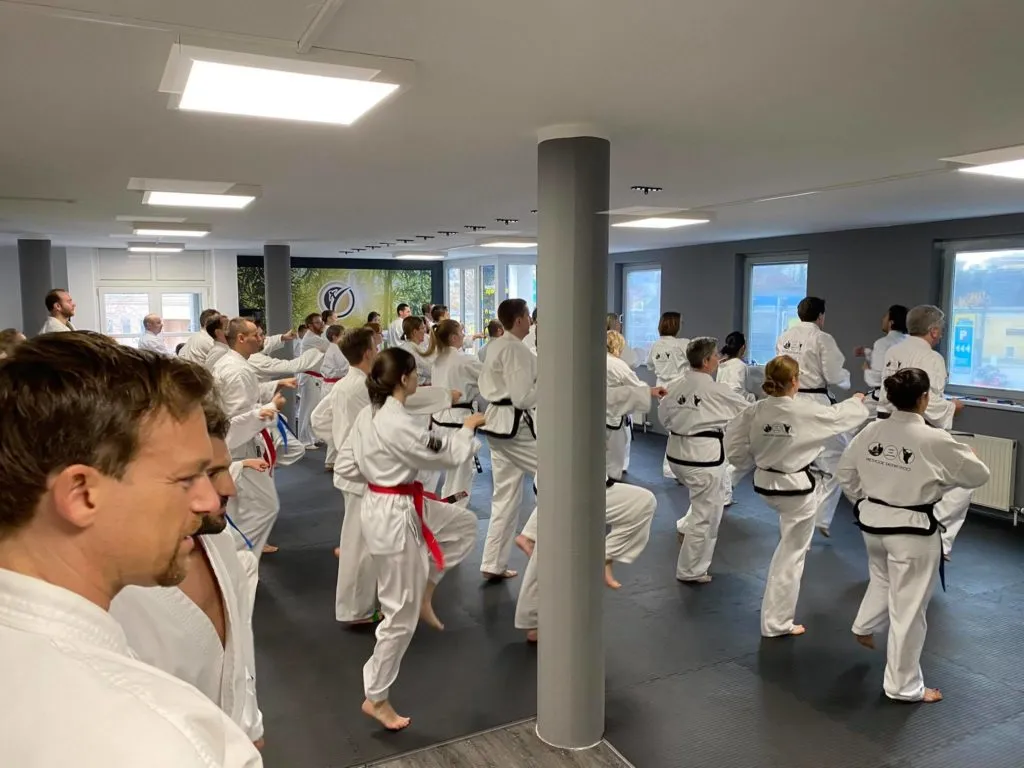 Teilnehmer des Adventslehrgangs der Taekwon-Do Schule Salzburg in großer Trainingshalle