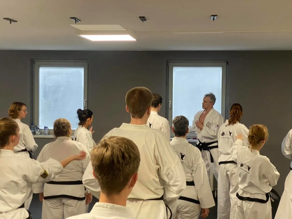 Teilnehmer des Adventslehrgangs der Taekwon-Do Schule Salzburg in großer Trainingshalle