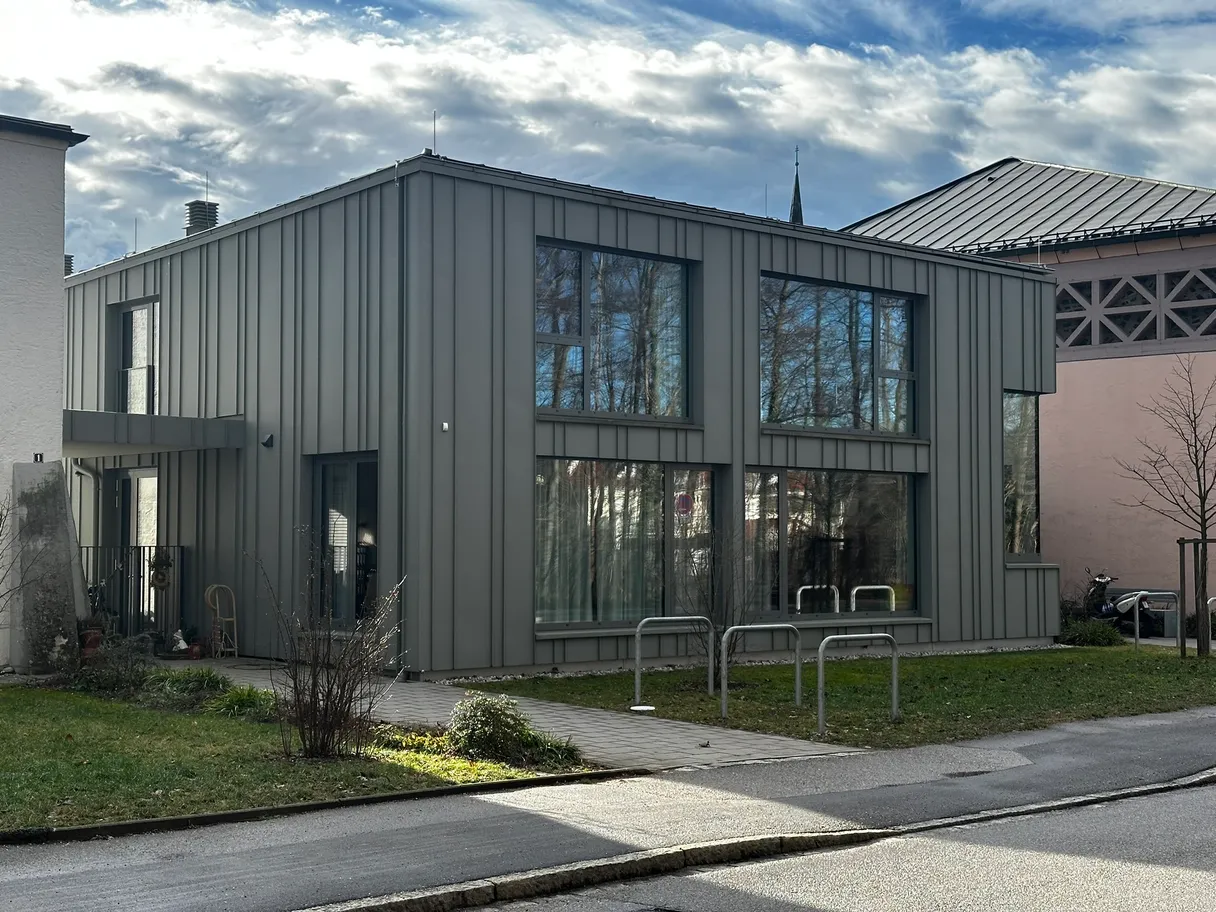 Außenansicht des evangelischen Pfarrsaals in der Schulstraße 3 in Freilassing