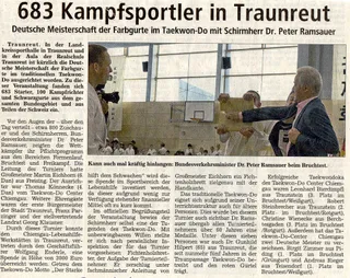 Zeitungsausschnitt "683 Kampfsportler in Traunreut" mit Foto von Bundesverkehrsminister Dr. Peter Ramsauer beim Bruchtest mit der Handkante