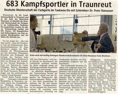 Zeitungsausschnitt "683 Kampfsportler in Traunreut" mit Foto von Bundesverkehrsminister Dr. Peter Ramsauer beim Bruchtest mit der Handkante