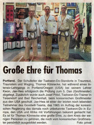 Zeitungsausschnitt "Dan-Prüfung zum 5. Dan in Portland (Oregon/USA)" mit Foto von Großmeister Kwon Jae-Hwa, Thomas Könnecke und Josef Pötzl nach der bestandenen Prüfung