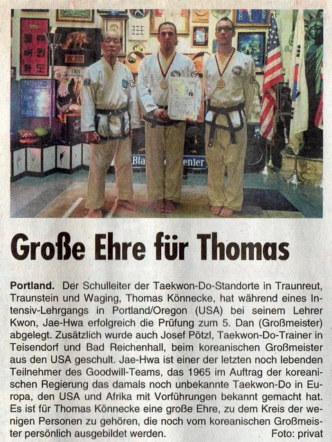 Zeitungsausschnitt "Dan-Prüfung zum 5. Dan in Portland (Oregon/USA)" mit Foto von Großmeister Kwon Jae-Hwa, Thomas Könnecke und Josef Pötzl nach der bestandenen Prüfung