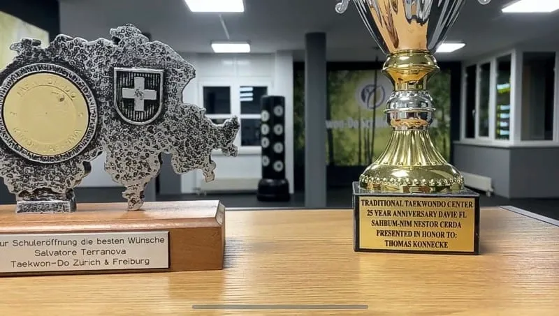Pokal- und Dekoregal der Taekwon-Do Schule Salzburg