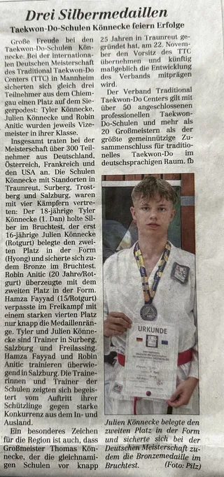 Zeitungsausschnitt "Drei Silbermedaillen – Taekwon-Do-Schulen Könnecke feiern Erfolge" mit Foto von Julien Könnecke mit Silbermedaille und Urkunde