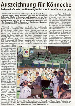 Zeitungsausschnitt "Auszeichnung für Könnecke" mit Foto von Thomas Könnecke, der vom Yonmu-Kwan-Verband in Busan vor laufenden Kameras eine Ehrenplakette überreicht bekommt