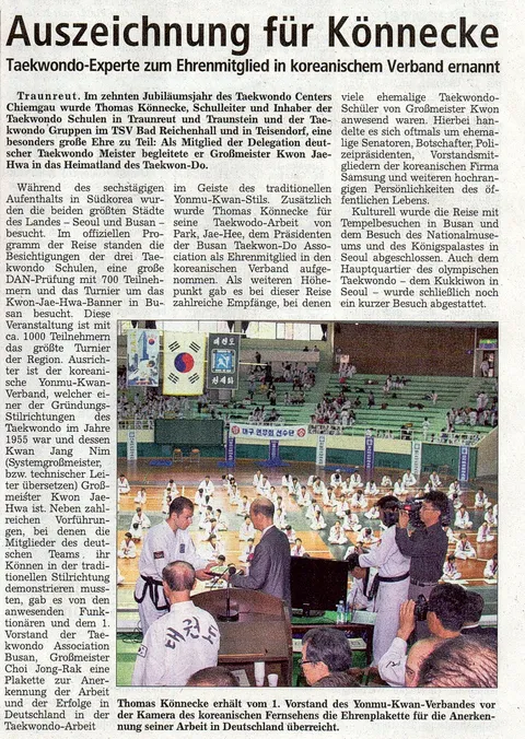 Zeitungsausschnitt "Auszeichnung für Könnecke" mit Foto von Thomas Könnecke, der vom Yonmu-Kwan-Verband in Busan vor laufenden Kameras eine Ehrenplakette überreicht bekommt
