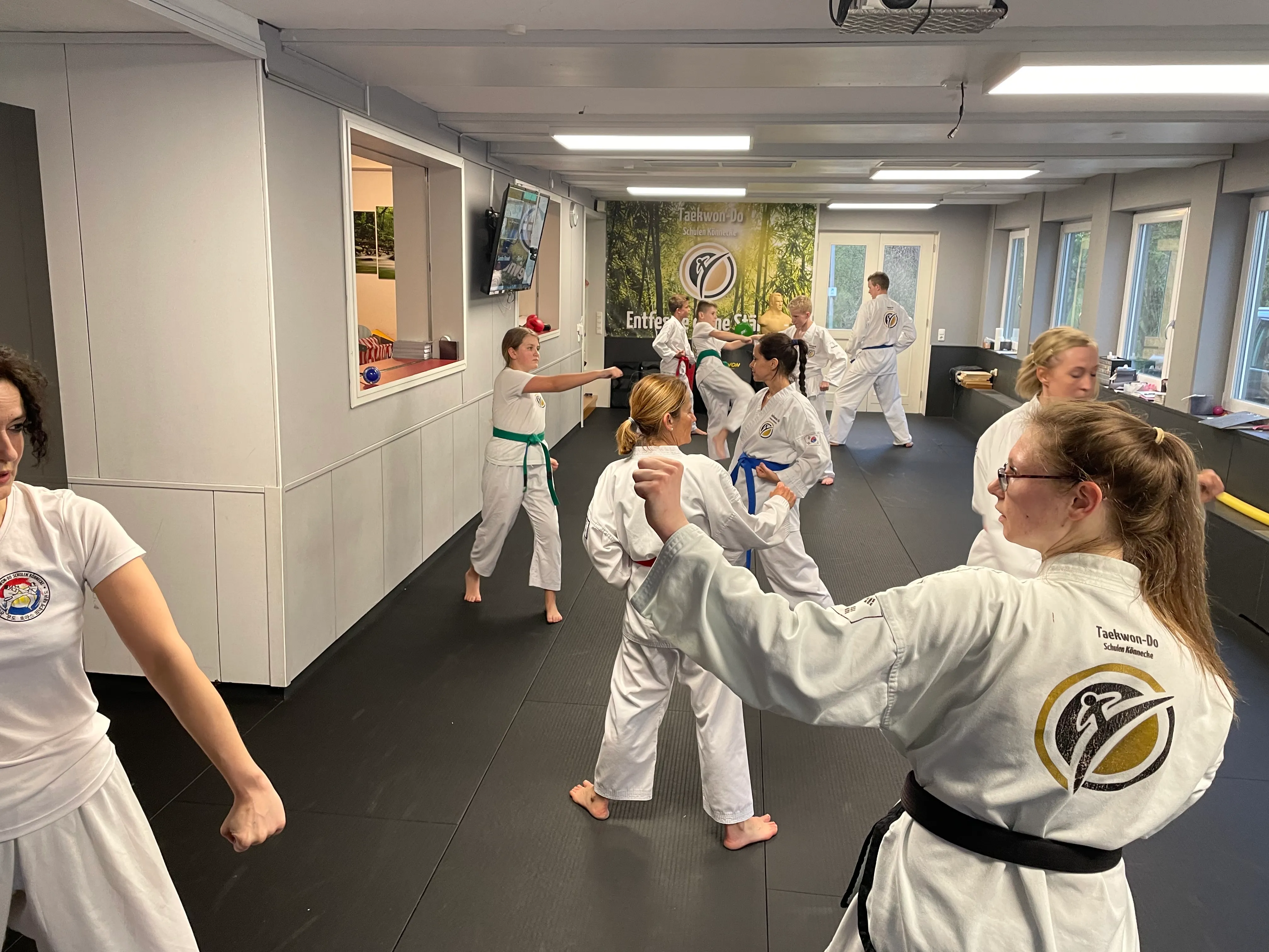 Erwachsenentraining im Surtal – Trainingsgruppe bei einer Partnerübung
