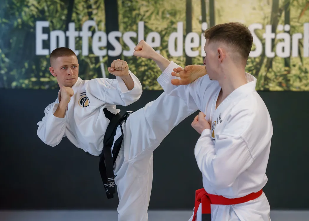 Erwachsenentraining bei Taekwon-Do Bad Reichenhall – Partnerübung mit kontrollierter Kicktechnik gegen den vorderen Faustschutz