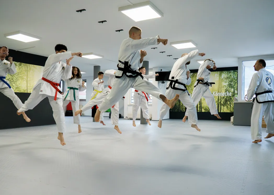 Erwachsenentraining bei Taekwon-Do Neuötting – synchrone Sprungtechnik einer Trainingsgruppe