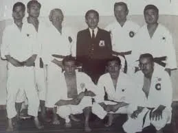 Kleines Gruppenfoto: Männer im Dobok um Choi Hong-Hi im dunklen Anzug