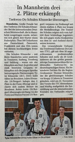 Zeitungsausschnitt "In Mannheim drei 2. Plätze erkämpft" mit Foto von Tyler Könnecke, Julien Könnecke und Robin Anitic mit Silbermedaillen und Urkunden