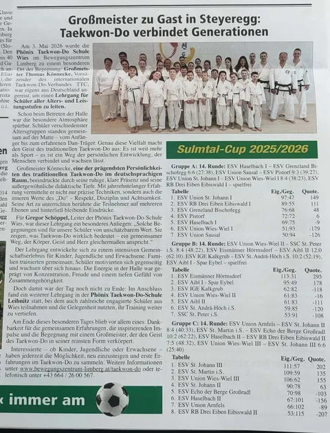 Zeitungsausschnitt "Großmeister zu Gast in Steyeregg: Taekwon-Do verbindet Generationen" mit Gruppenfoto der Teilnehmer des Lehrgangs im Bewegungszentrum Limberg