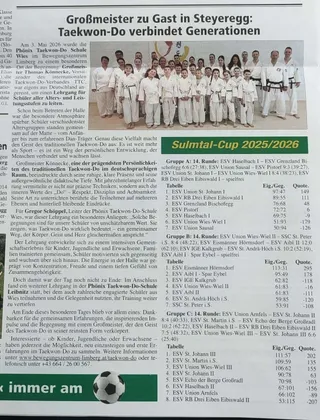 Zeitungsausschnitt "Großmeister zu Gast in Steyeregg: Taekwon-Do verbindet Generationen" mit Gruppenfoto der Teilnehmer des Lehrgangs im Bewegungszentrum Limberg