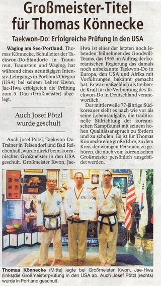 Zeitungsausschnitt "Großmeister-Titel für Thomas Könnecke" mit Foto von Großmeister Kwon Jae-Hwa, Thomas Könnecke und Josef Pötzl nach der bestandenen Dan-Prüfung in Portland, Oregon