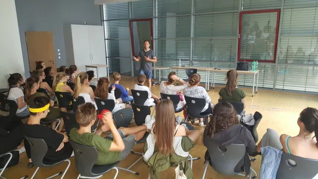 Selbstbehauptungsprojekt am Landschulheim Gut Ising – Jugendliche im Gesprächskreis mit dem Trainer