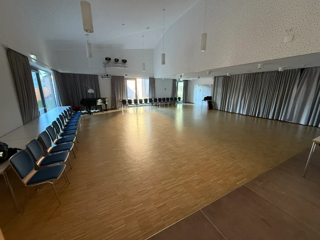 Der evangelische Pfarrsaal in Freilassing mit Holzboden, in dem die Taekwon-Do-Kindergruppen trainieren