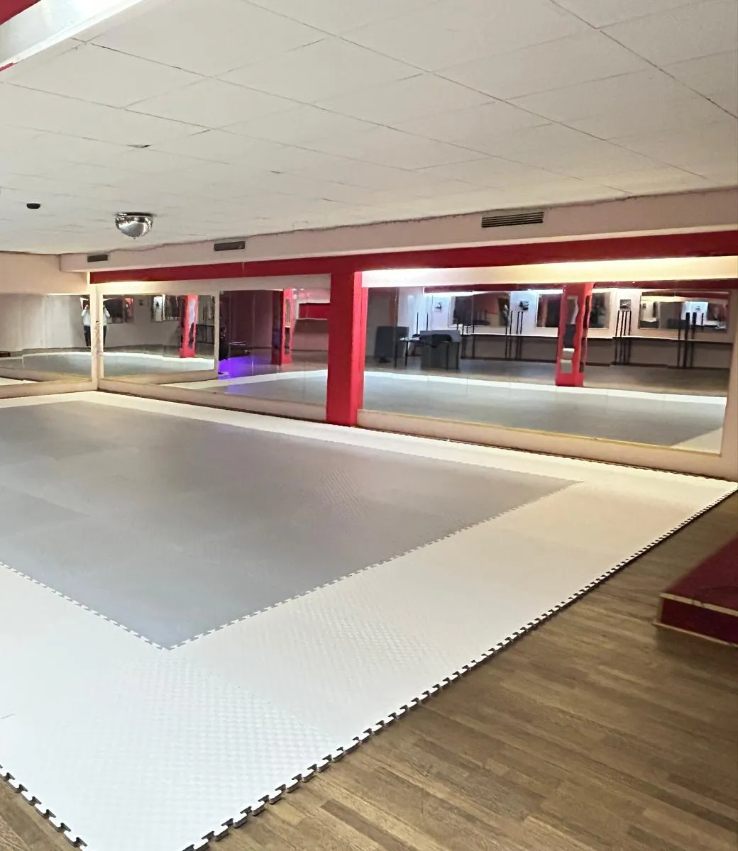 Trainingsraum von Taekwon-Do Neuötting neben Top Bowl – Trainingsmatte mit Spiegelwand