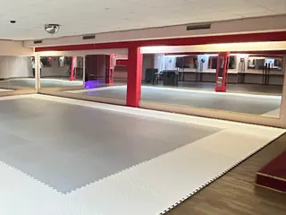 Trainingsraum von Taekwon-Do Neuötting neben Top Bowl – Trainingsmatte mit Spiegelwand