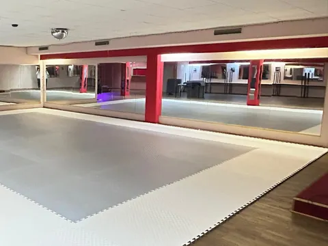 Trainingsraum von Taekwon-Do Neuötting neben Top Bowl – Trainingsmatte mit Spiegelwand