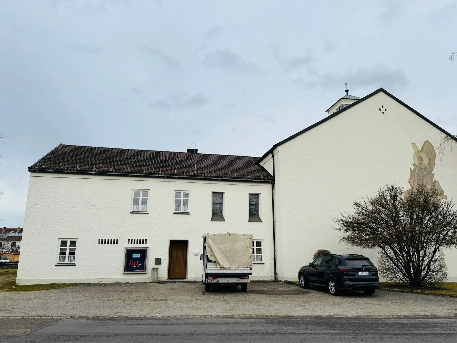 Außenansicht der Herz-Jesu-Kirche in Garching an der Alz, Trainingsort der Taekwon-Do-Gruppe