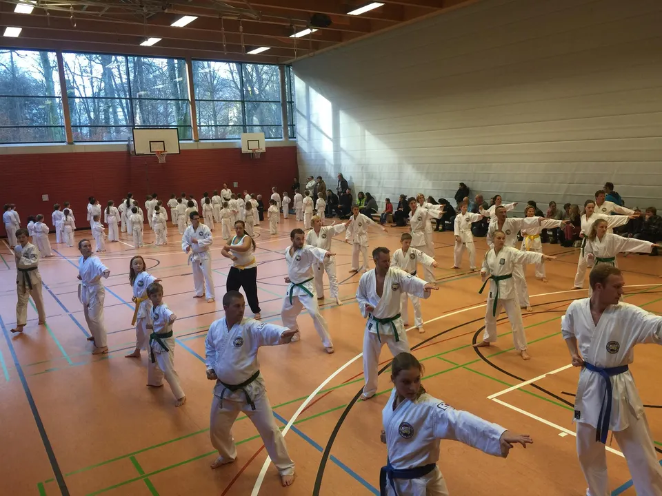 Taekwon-Do Schüler beim Jahresabschlusslehrgang in der Sporthalle des Karlsgymnasiums Bad Reichenhall