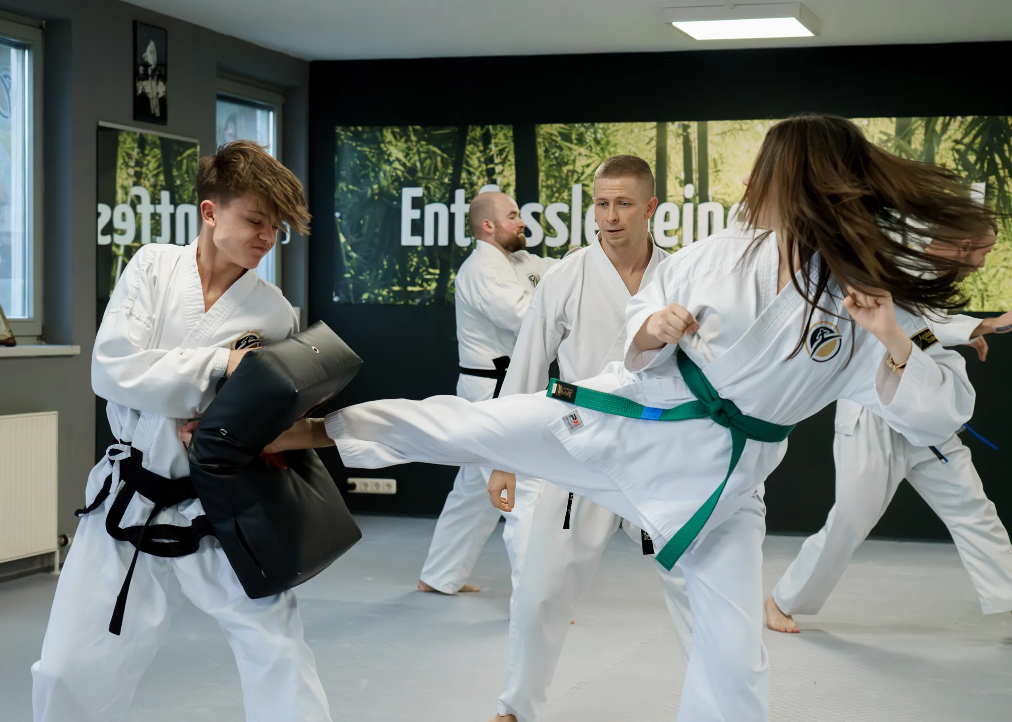 Jugendliche beim Taekwon-Do-Training in Salzburg – Fokus und Konzentration in der Fürbergstraße
