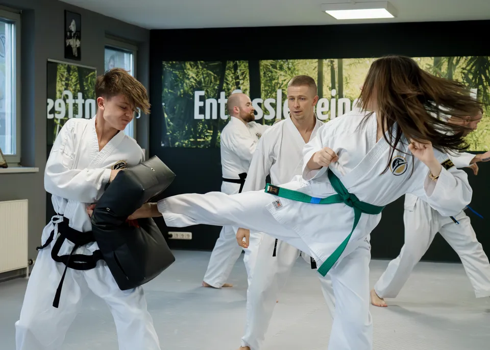 Jugendlicher beim Taekwon-Do-Training in Salzburg