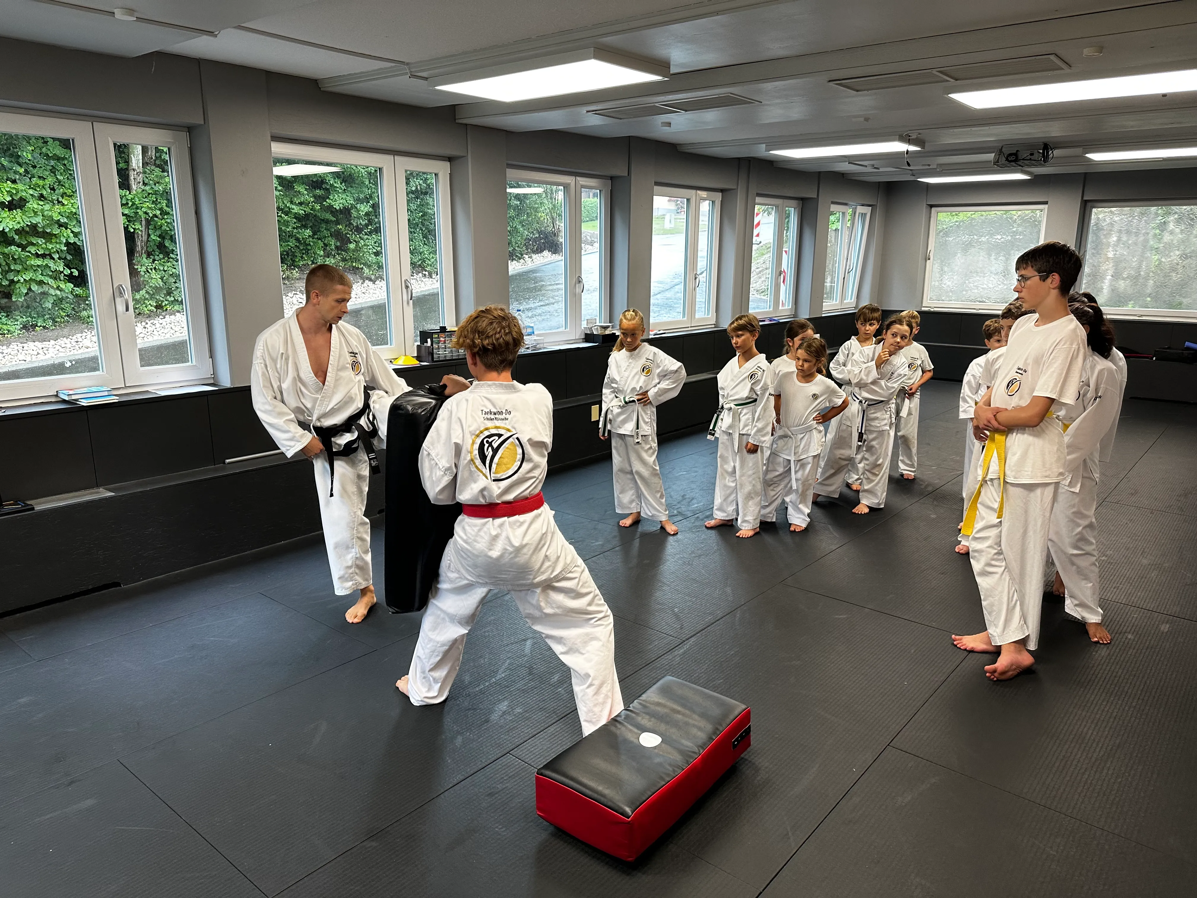 Kindertraining im Surtal – Kicktechnik auf ein Pratzenpolster vor der Trainingsgruppe