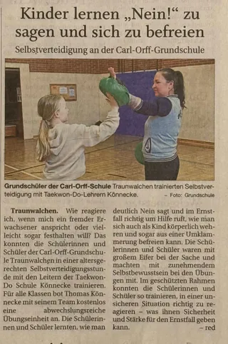 Zeitungsausschnitt "Kinder lernen Nein! zu sagen und sich zu befreien" mit Foto einer Taekwon-Do-Trainerin und einer Grundschülerin beim Üben mit einem Schlagpolster in der Turnhalle