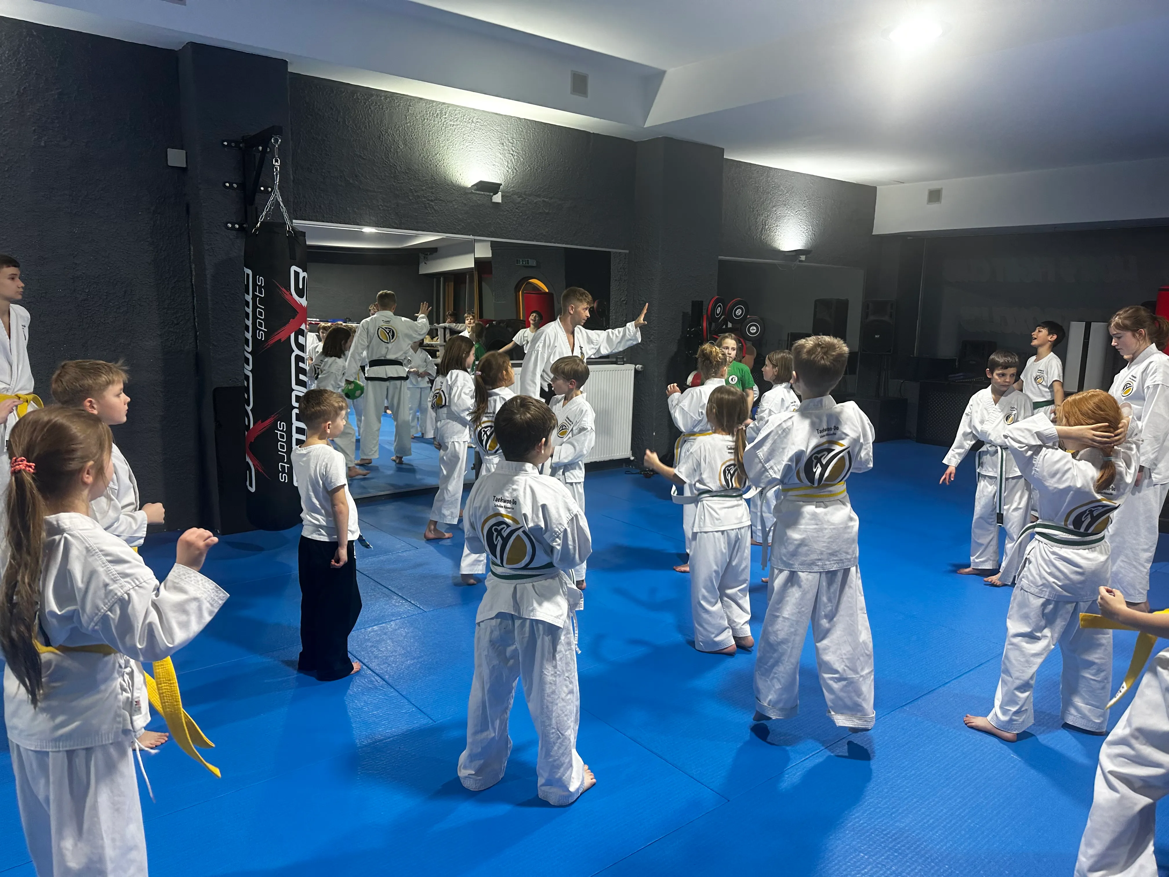 Kindertraining bei Taekwon-Do Traunreut – Trainer bespricht eine Übung mit der Gruppe