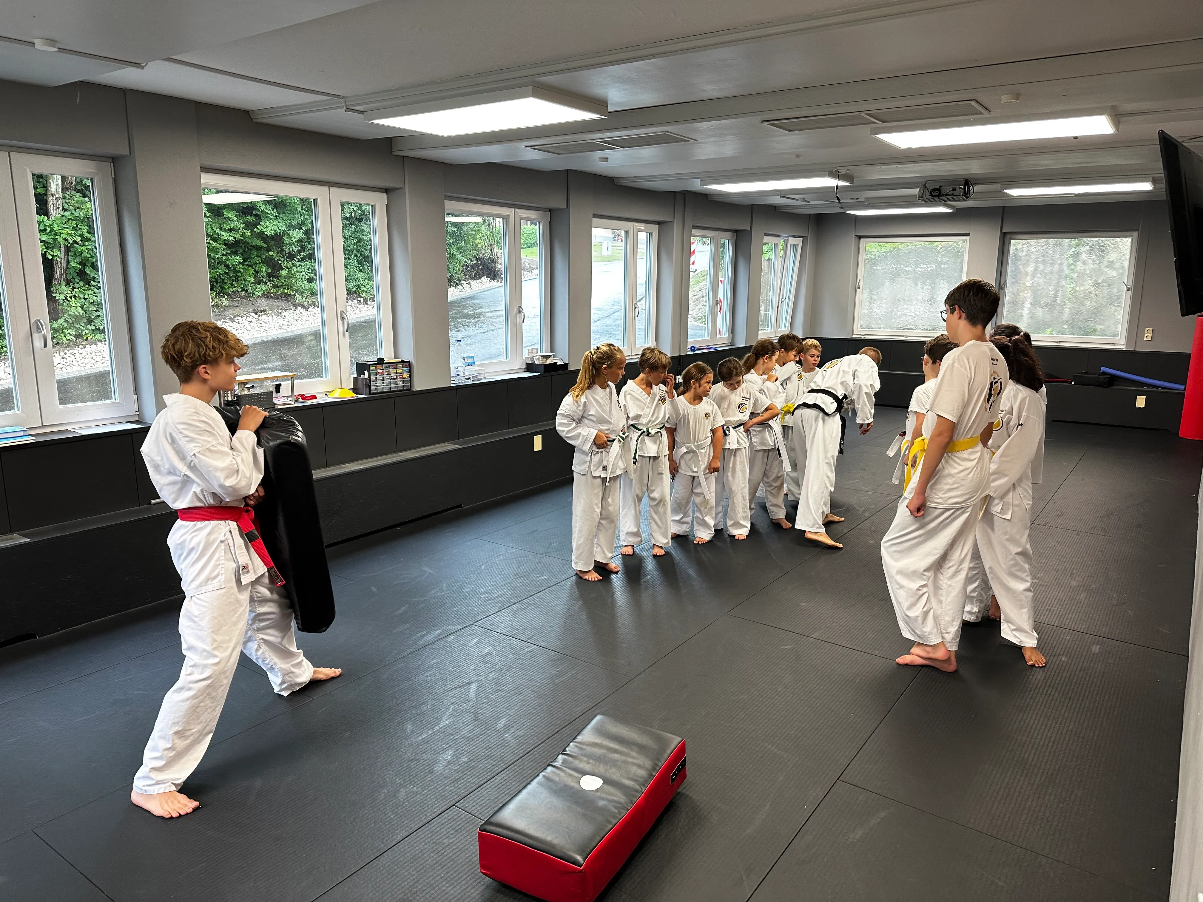 Kindertraining im Surtal – Pratzentraining mit dem Trainer vor der Gruppe