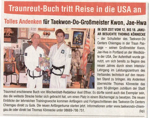 Zeitungsausschnitt "Traunreuter Buch tritt Reise in die USA an" mit Foto von Großmeister Kwon, Jae-Hwa und Thomas Könnecke, der ihm ein Buch über Traunreut überreicht