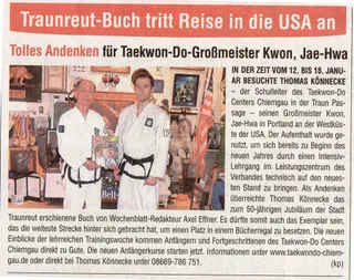 Zeitungsausschnitt "Traunreuter Buch tritt Reise in die USA an" mit Foto von Großmeister Kwon, Jae-Hwa und Thomas Könnecke, der ihm ein Buch über Traunreut überreicht