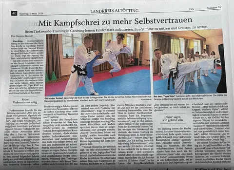 Zeitungsausschnitt "Mit Kampfschrei zu mehr Selbstvertrauen" mit zwei Fotos: ein Kind beim Tritt ins Schlagpolster und die Tiger-Kids-Trainingsgruppe in Garching an der Alz
