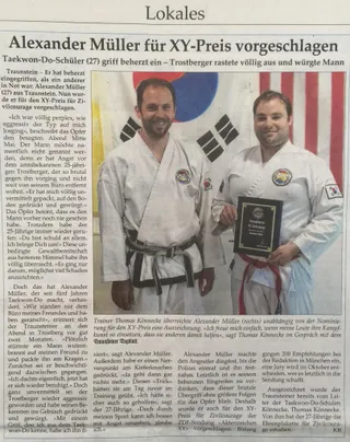 Zeitungsausschnitt "Alexander M. für XY-Preis vorgeschlagen" mit Foto von Trainer Thomas Könnecke, der Alexander M. eine Ehrenplakette für Zivilcourage überreicht
