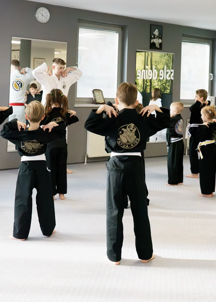 Panda-Kids-Training bei Taekwon-Do Neuötting – Vorschulkinder üben eine Dehnübung mit Blick in den Spiegel