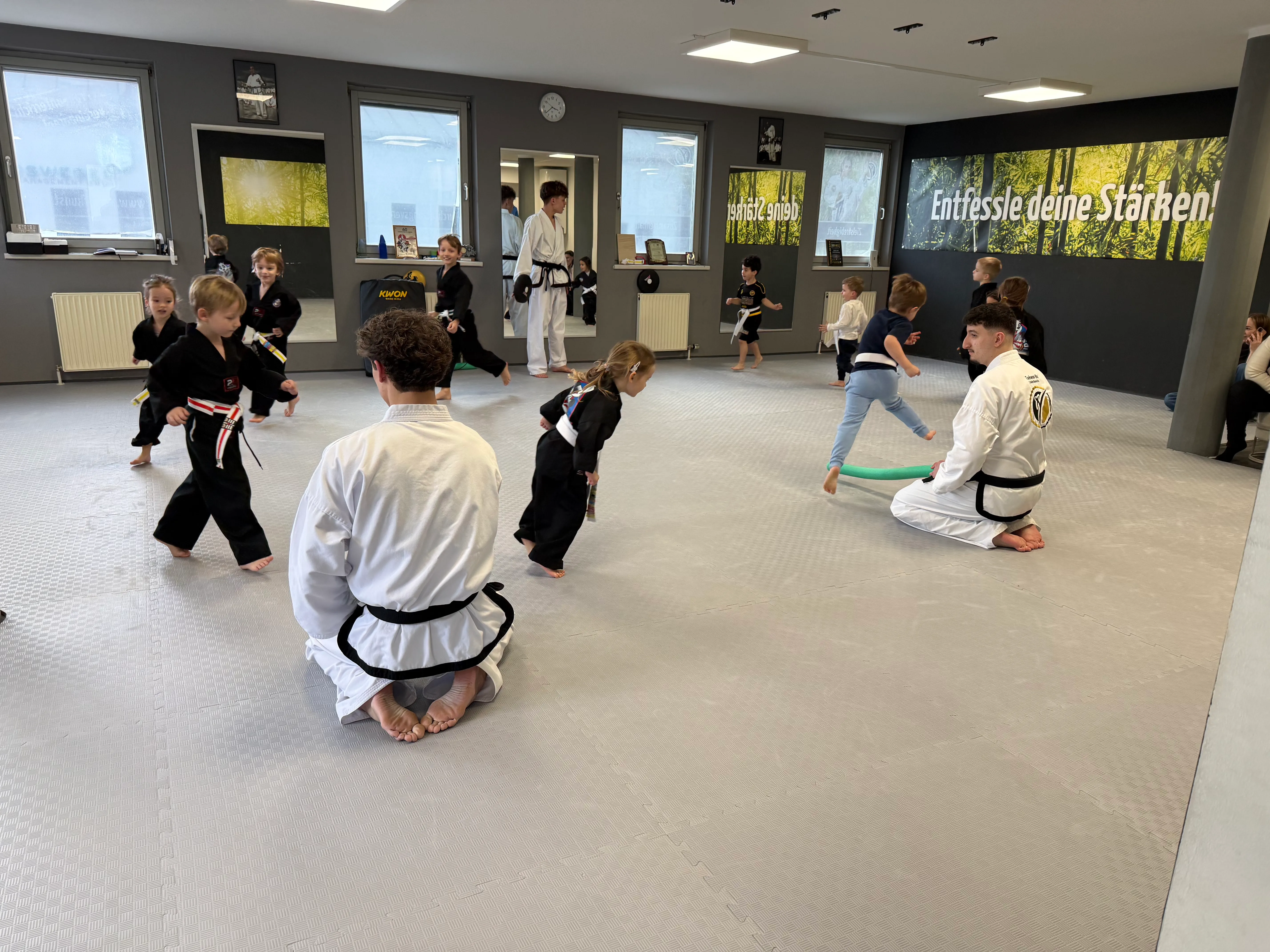Panda-Kids bei einer Geschicklichkeitsübung in der Taekwon-Do Schule Salzburg