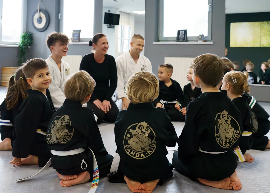 Panda-Kids-Training bei Taekwon-Do Traunreut – Vorschulkinder im Sitzkreis mit den Trainern