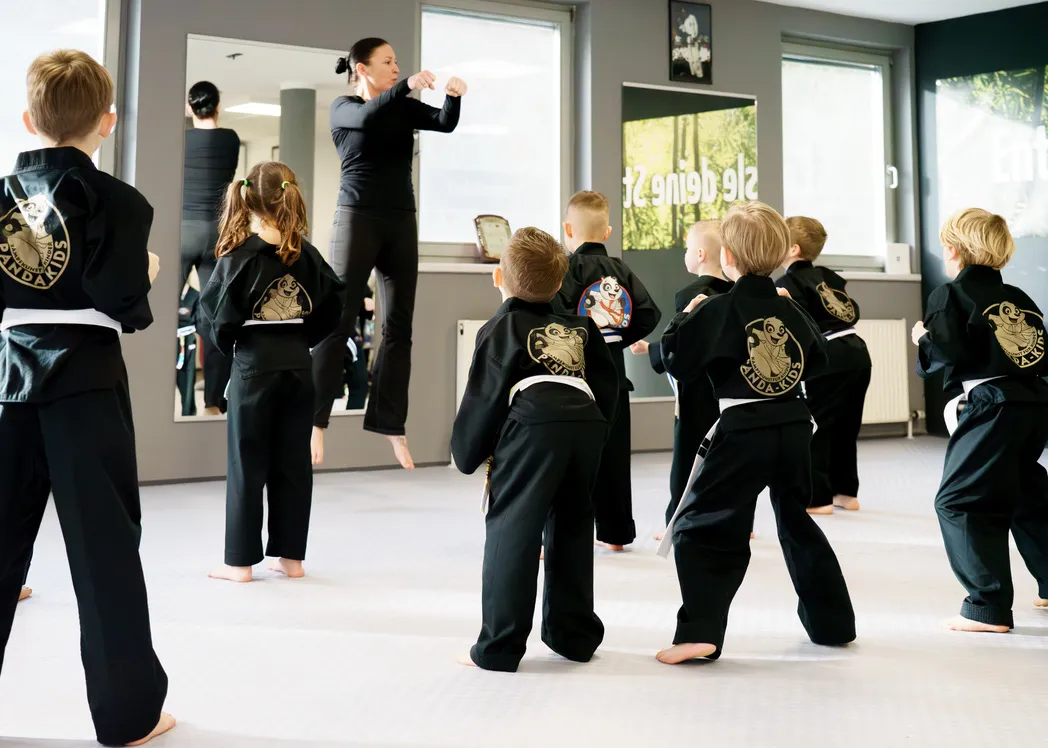 Panda-Kids-Training bei Taekwon-Do Trostberg – Trainerin zeigt eine Sprungtechnik, die Kinder beobachten aufmerksam