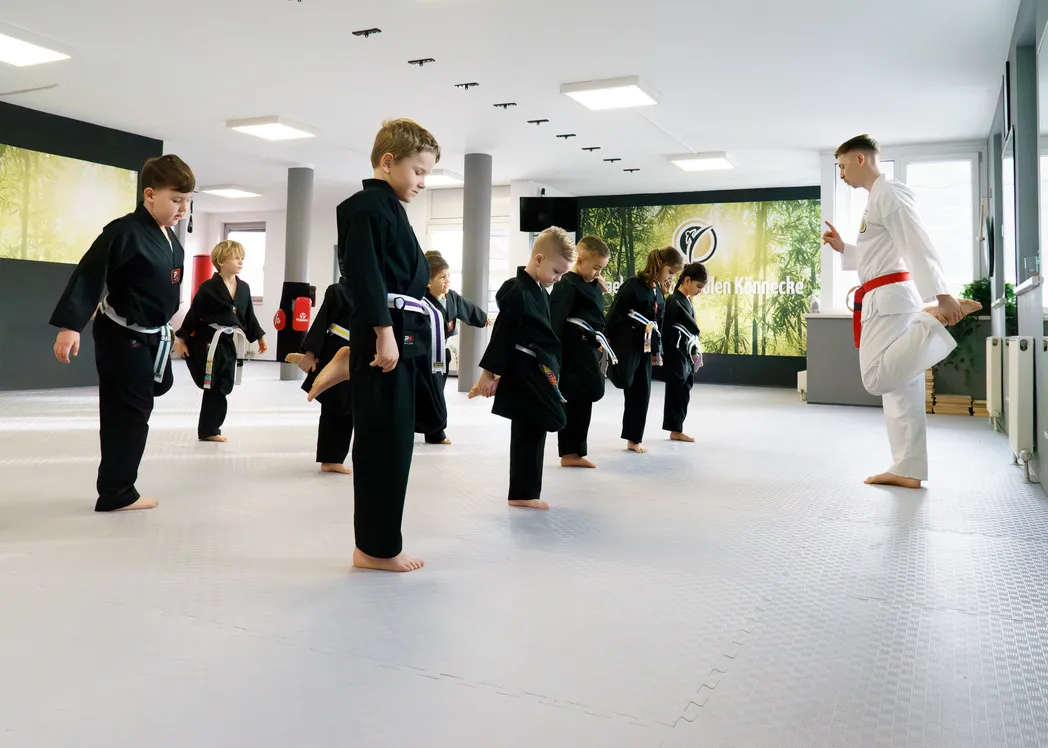Panda-Kids-Training bei Taekwon-Do Bernau am Chiemsee – Vorschulkinder üben eine Kicktechnik in einer Reihe, ein junger Trainer macht sie vor