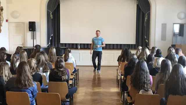 Selbstbehauptungsprojekt an der Maria-Ward-Mädchenrealschule Sparz Traunstein – Vortrag vor der versammelten Schülerinnenschaft in der Aula