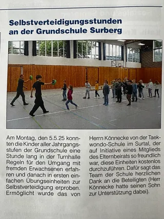 Zeitungsausschnitt "Selbstverteidigungsstunden an der Grundschule Surberg" mit Foto von zwei Taekwon-Do-Trainern und Grundschulkindern beim Üben mit Schlagpolstern in der Turnhalle