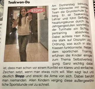 Zeitungsausschnitt "Taekwon-Do" mit Foto eines Mädchens, das mit erhobenen Händen und einer Sprechblase "STOPP" die Selbstverteidigungsübung in der Schule demonstriert