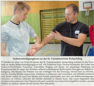 Zeitungsausschnitt "Selbstverteidigungskurs an der St. Valentinsschule Ruhpolding" mit Foto von Thomas Könnecke, der einem Schüler einen Befreiungsgriff aus einer Umklammerung zeigt
